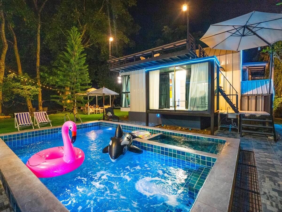 С каждым годом, все более набирает обороты вид отдыха под названием Пул Вилла(Вилла с бассейном), что это из себя представляет и какие они бывают.
В первую очередь это совместный вид отдыха с друзьями или семьёй, где вы платите не за количество людей а за место в сутки.
Pool Villa это некое строение или множество, рядом с которыми обязательно должен быть бассейн с чистой водой а в идеальном расположении еще и с натуральным водоёмом (река, пруд, залив и даже водопад), расположенный в джунглях или горной местности, но все чаще инвесторы начали делать их и в черте городов прямо у дороги, что конечно портит  атмосферу, но всё же, не делает эти места менее популярными из за нехватки мест.
Название не подразумевает под собой что это обязательно должны быть шикарные апартаменты или коттедж. Весь смысл заключается в источнике воды так же обычно на территории расположено кафе или даже ресторан, ингредиенты которые предоставляют местные фермеры что делает это место особенно аутентичным и запоминаемым.

Я бы разделил на 3 категории удобств и цен весь этот обширный рынок аренды домиков с бассейном.