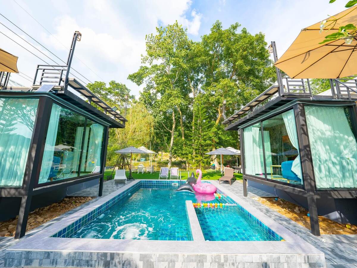 Первый и самый популярный это бюджетный вариант рассчитан до 5 человек комфортного проживания, обычно представляет собой строения из максимально доступных материалов, вроде бамбука или морских контейнеров, в номере обязательно будет исправный кондиционер, бассейн примерно 12х5 который на время отдыха принадлежит только вам, зона отдыха с лежаками и мини кафе, но к сожалению зачастую приходится делить общую территорию с другими гостями, остальные удобства сильно разняться от хозяина, но в целом все места +- оставляют хорошие впечатления в этой ценовой категории.
Цена примерна 1.5-4 тысячи бат в сутки. Данная Пул Вилла находится в провинции Након Наёк.                  