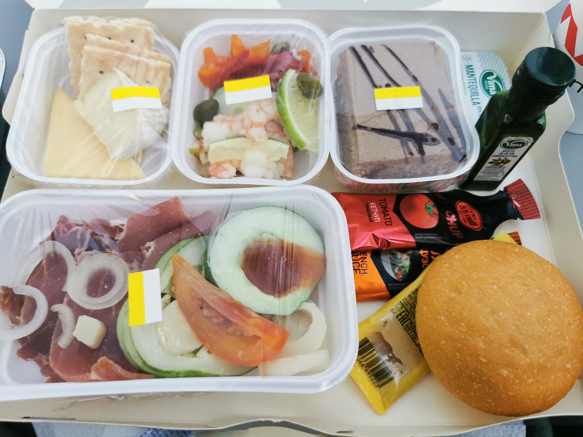 Тут и хамон и креветки, кормили в самолете отлично. 👌