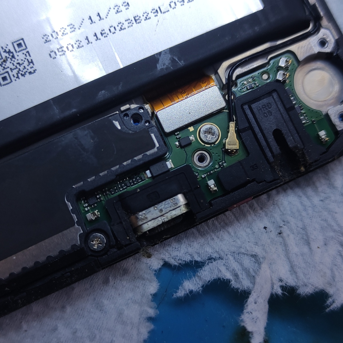 Разобранный телефон.