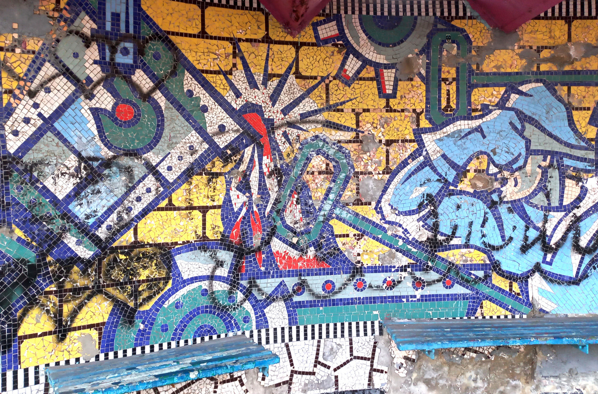 Трамвайная остановка «Вторцветмет». (фрагмент) Донецк. Фото 2023