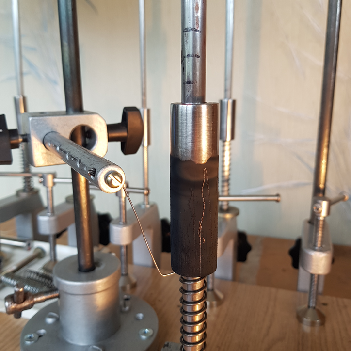 Примерно то же самое мы видим также еще и на этом снимке. Только здесь для искусственного увеличения яркости оставленного чертилкой следа мною было применено искусственное освещение. В целом же мы с вами видим то, что по завершению всех колебательных процессов система просто самостоятельно возвращается в ее исходное состояние. После чего она вновь становится готовой для проведения нами, либо нужных нам новых, либо повторных сбросов этого же самого цилиндра.