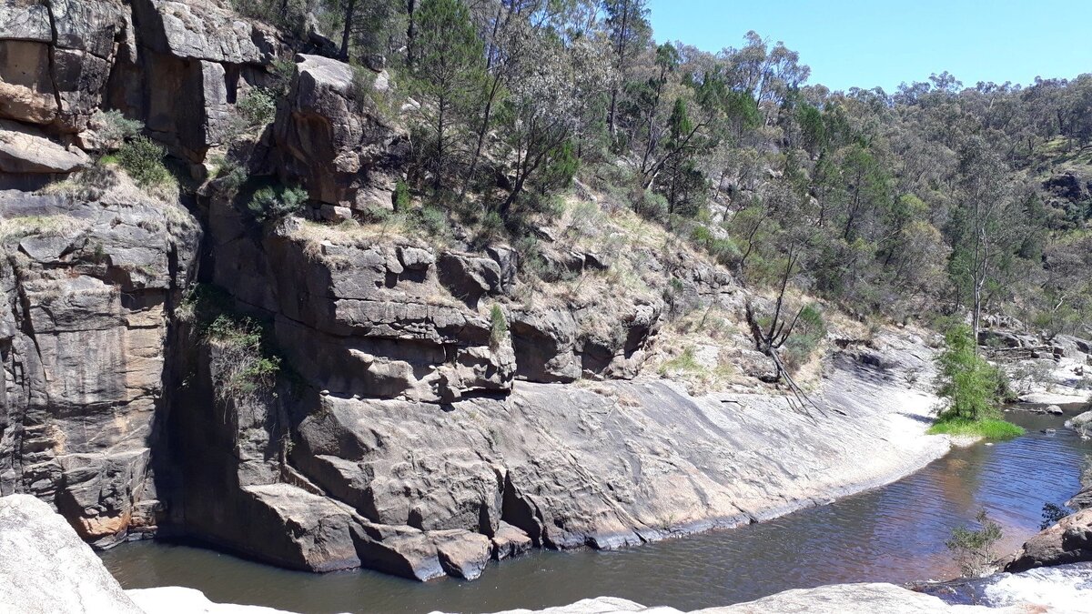 Сначала, вроде, ничего особенного: камни и вода.