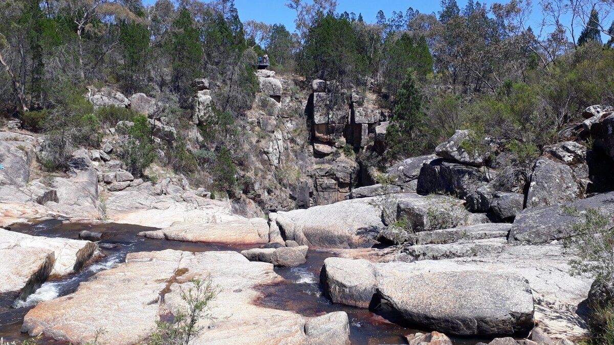 И тут вода среди камней.