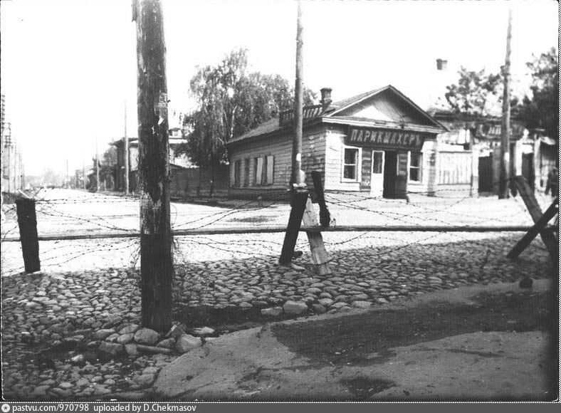 Проволочные заграждения на углу улиц Свободы и Любимской, 1918 г.