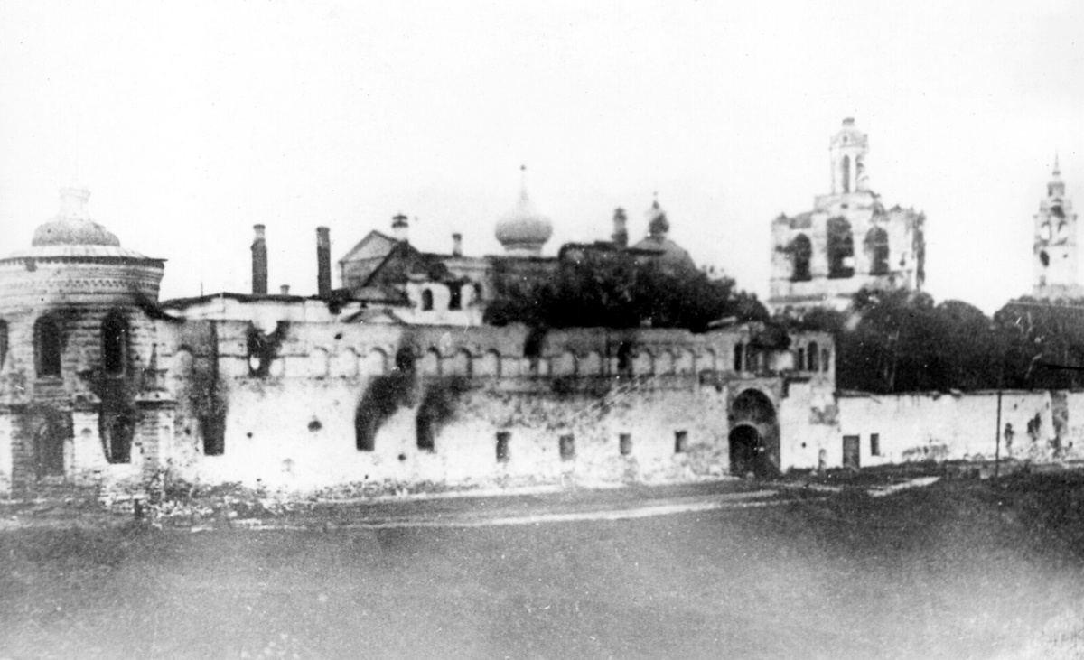 Спасо-Преображенскиймонастырь со следами пожара, 1918 г.