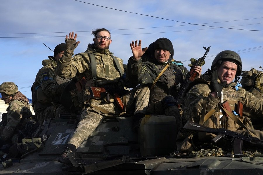 Украинские военные в городе Тростянец Сумской области - Фото: Efrem Lukatsky/AP/TASS