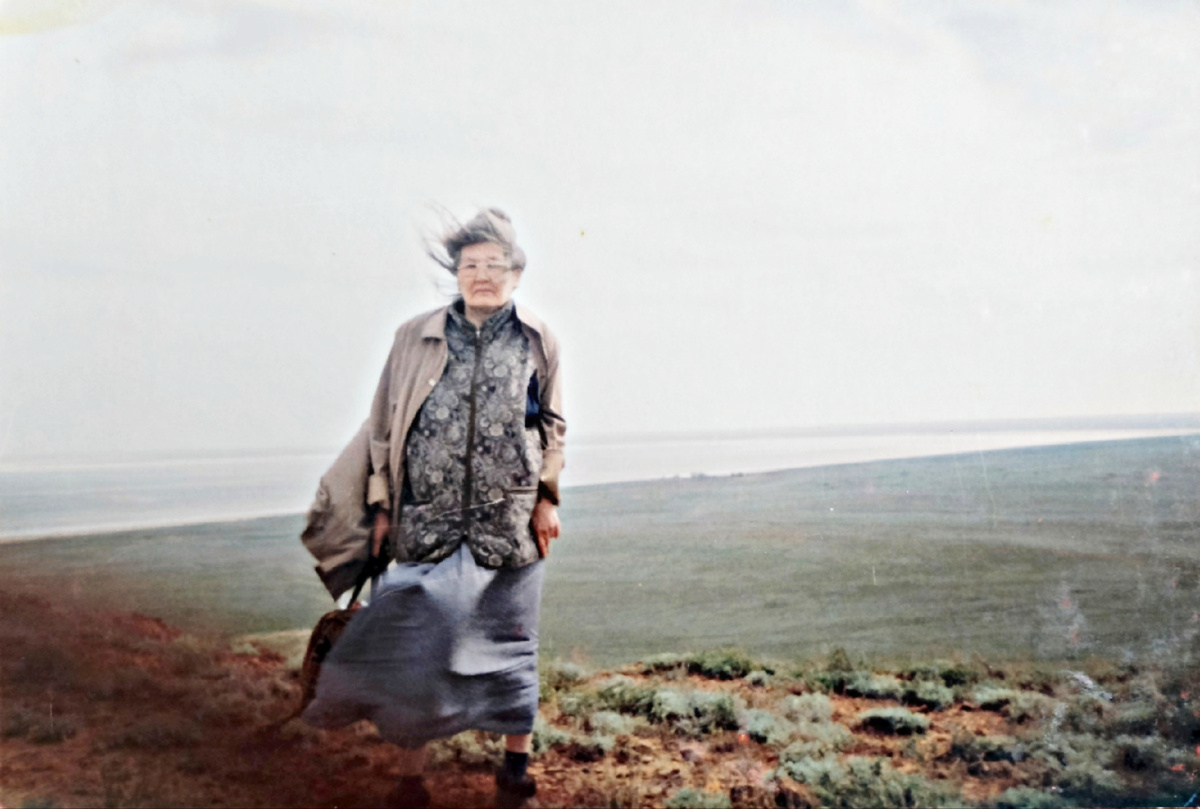 А. А. Широкова на горе Богдо, Астраханская область, 2000-е годы. Фото из семейного архива Широковых. 