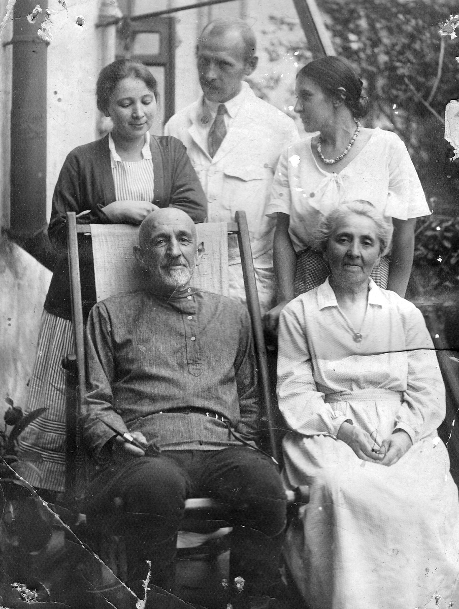 Всеволод Саввич и Александра Саввишна Мамонтовы (сидят), дети Веры и Александра Самариных Елизавета и Юрий, Е. Раевская (стоят). 1930-е