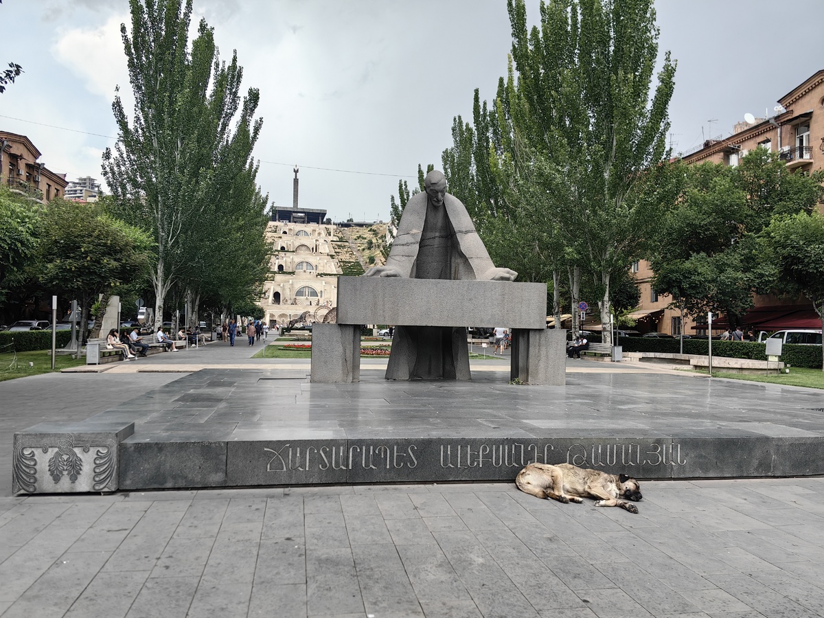 Начала парка и та самая знаменитая собака по кличке "Герда"