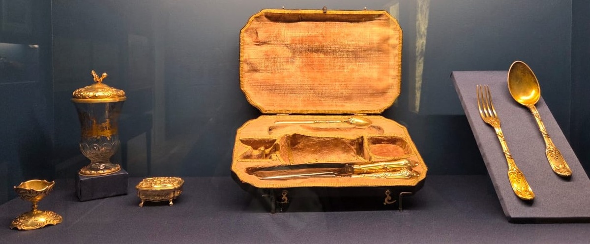 Дорожный прибор для завтрака. Германия, Аугсбург. Солонка, подставка для яйца . Ложка, нож, двухзубцовая вилка, десертная вилка XVIII серебро