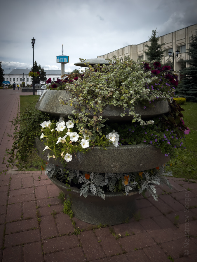 Стильные каменные клумбы с красивыми цветами в Ярославле нередкость