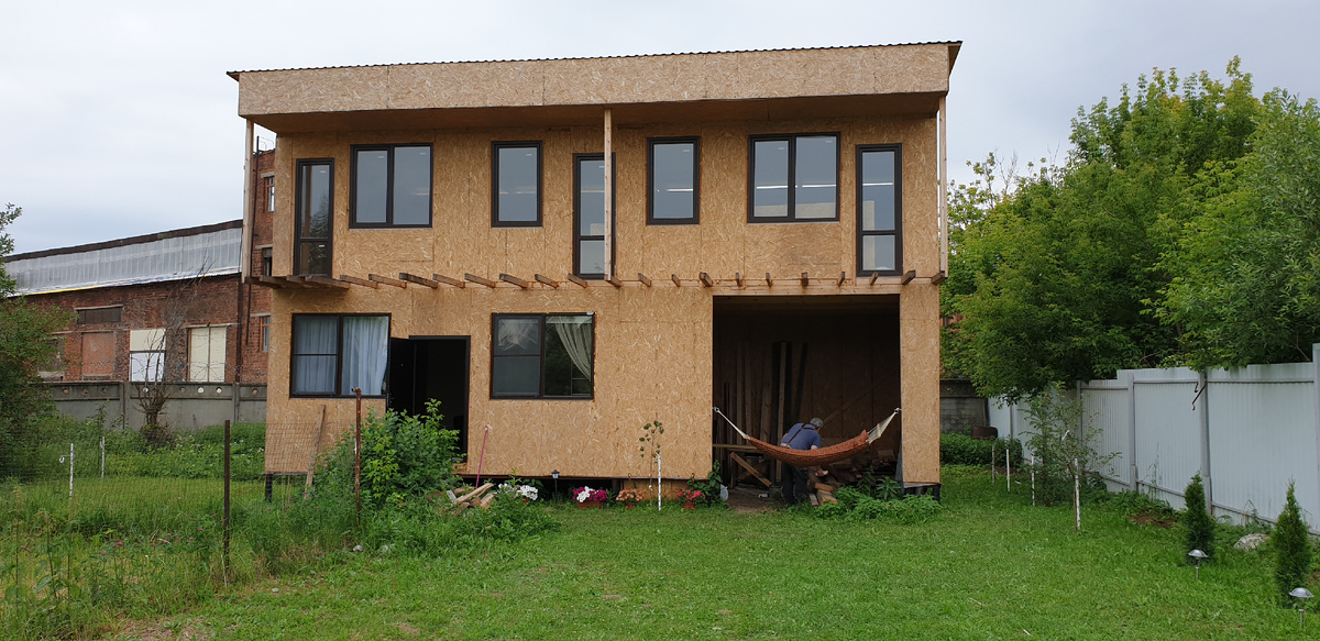 Каркас дома с зияющей дырой гаража-мастерской. Но было круто наслаждаться работой мужа, лежа в гамаке))) Волшебство под бдительным контролем)