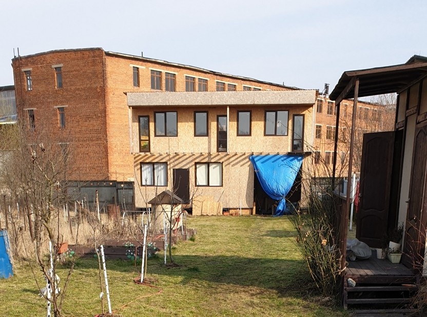 Чтобы укрыться от солнца на первом этапе мы разместили тент, который послужил нам верой и правдой целый год, до момента постройки деревянных ворот.