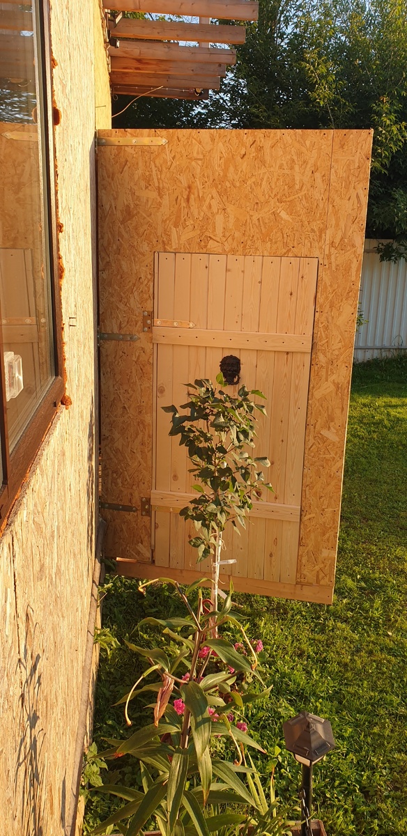 Двери ворот держатся на трех усиленных петлях (каждая), петли закуплены на рынке стройматериалов