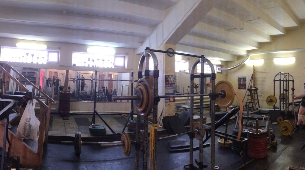 В 2000-е мой первый зал выглядел так. Сейчас там сделали ремонт, но примерно половина "железа" осталась и в 2025. На некоторых блинах видел цифры 1997. 