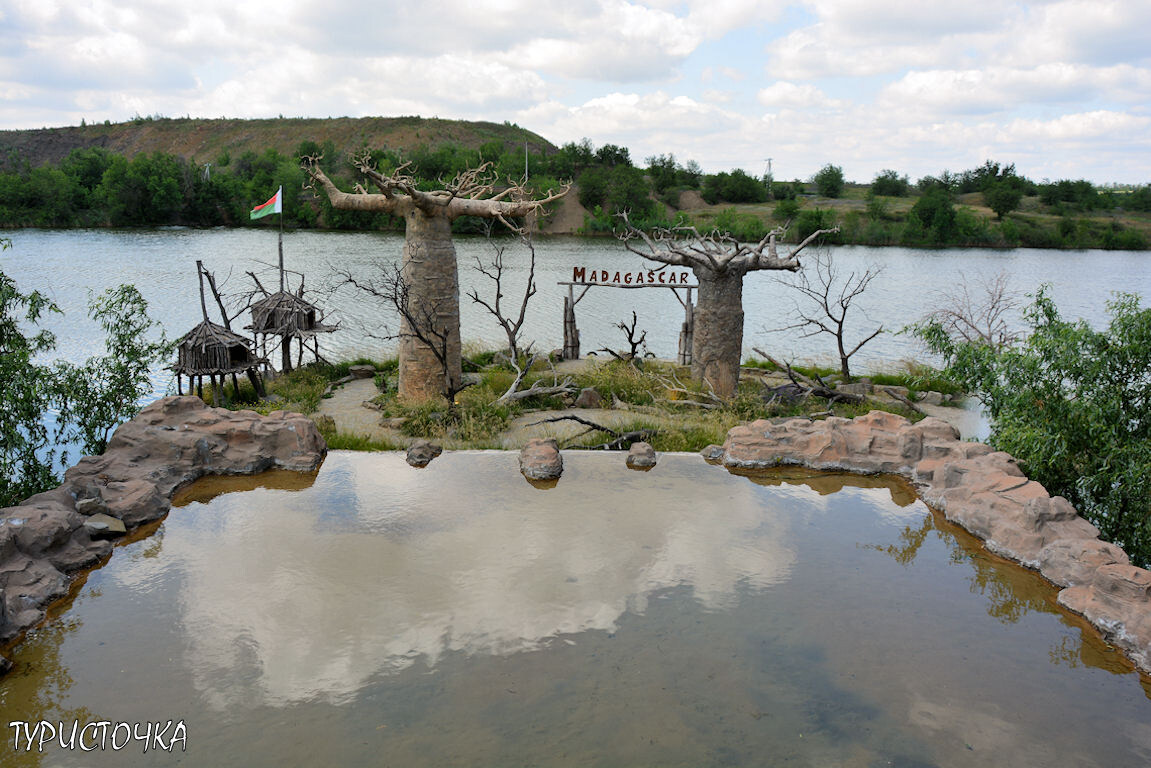 Вид от водопада у озера лемуров