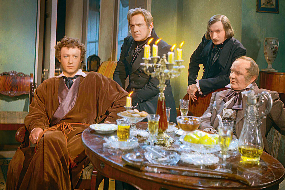    С Львом Дурасовым, Борисом Смирновым и Константином Нассоновым в фильме «Композитор Глинка» в роли Николая Гоголя. 1952 г.