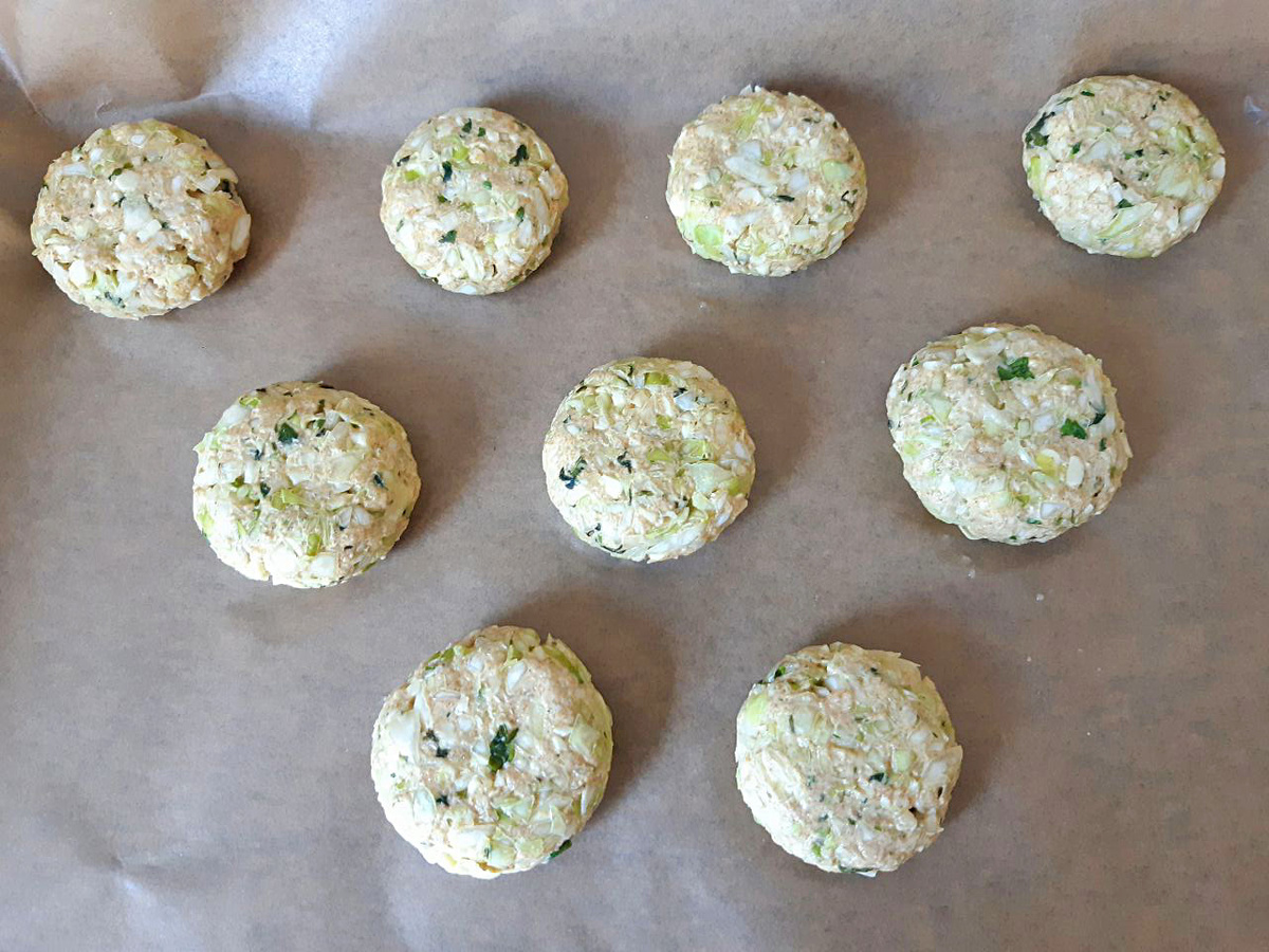 Формовала мокрыми руками, потому что тесто чуть липло, а муку добавлять не хотелось