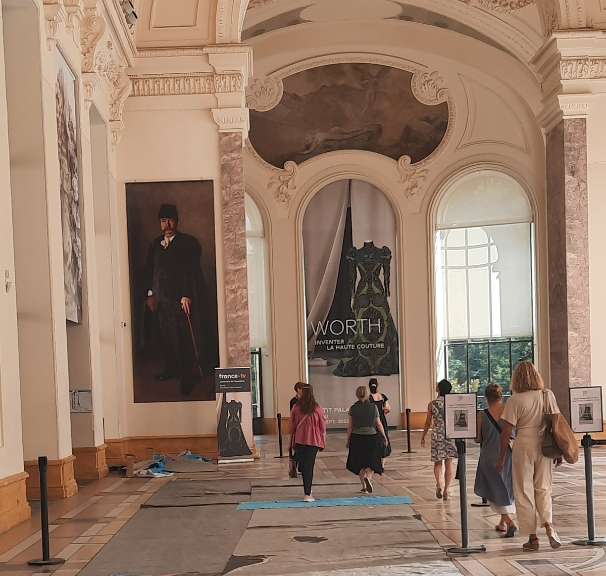 Портрет Ворта и афиша в Пети Пале