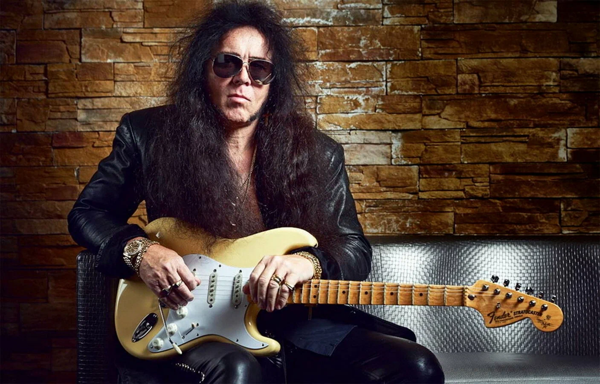 Ингви Мальмстин после жарких свипов и тэппингов (или до). Обратите внимание на скалопированный гриф, поговорим об этом в отдельной статье. Фото из интернета. 