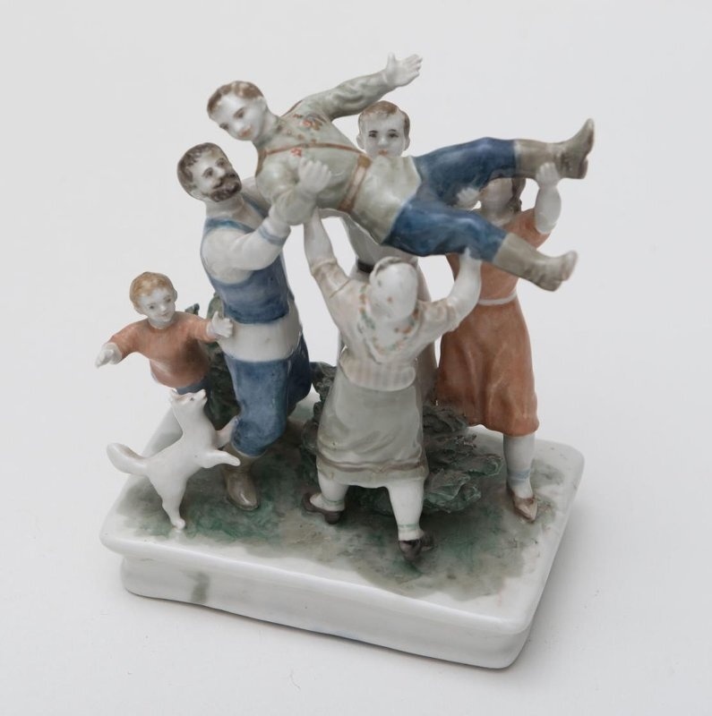 Алексей Сотников. Скульптурная группа «Встреча героя в колхозе». 1945. Дулевский фарфоровый завод