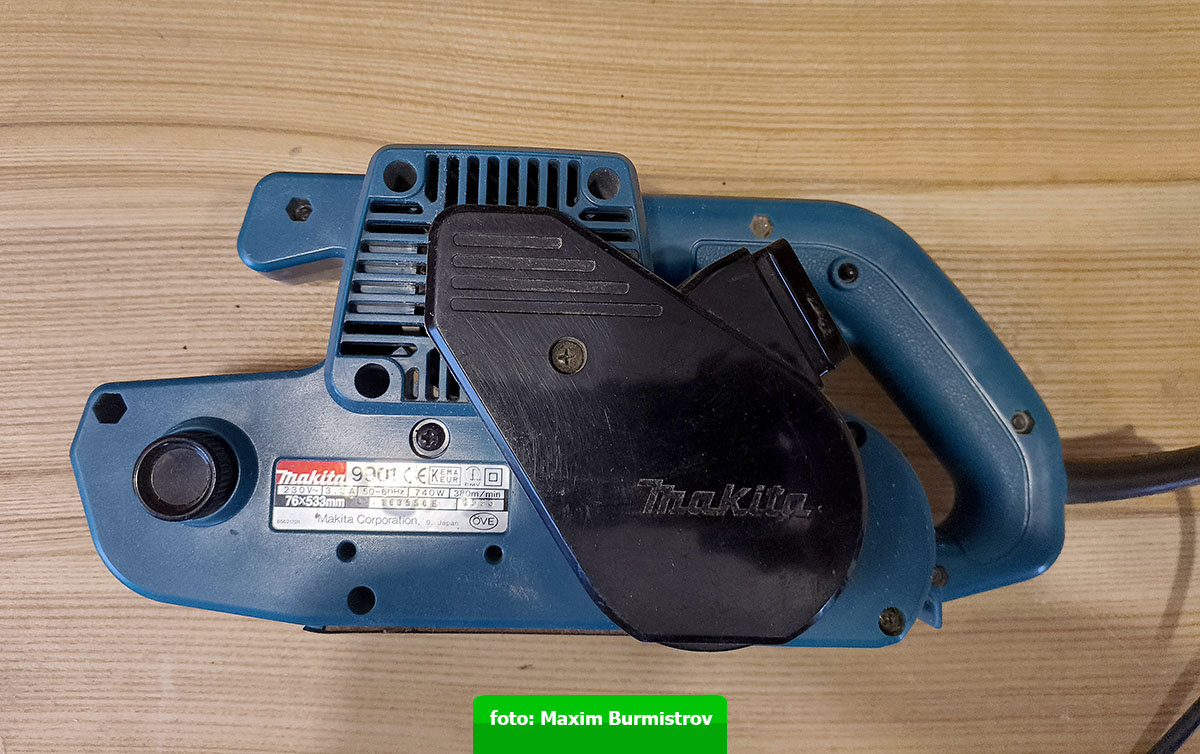 Машина работает, но опилки не выбрасываются.