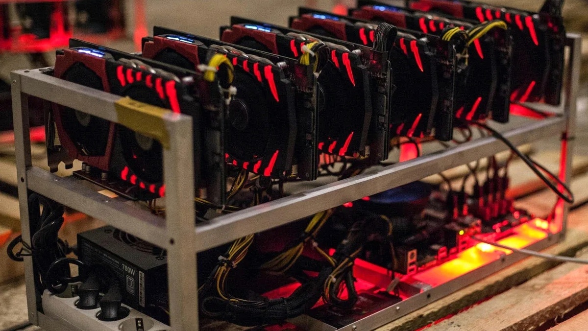 Майнинг ферма - это специализированное оборудование, которое используется для добычи криптовалюты. Для сборки майнинг фермы вам понадобятся следующие компоненты:1. Графические процессоры (GPU) или специализированные устройства ASIC для майнинга криптовалюты.2. Материнская плата с возможностью установки большого количества видеокарт.3. Блоки питания достаточной мощности для питания всех компонентов фермы.4. Рам память для оптимального производительности.5. Система охлаждения для предотвращения перегрева оборудования.После того, как вы собрали все компоненты, вам нужно настроить программное обеспечение для майнинга криптовалюты и подключить ферму к интернету. Также необходимо выбрать криптовалюту, которую вы будете майнить, и настроить программу для майнинга этой криптовалюты.Важно помнить, что майнинг криптовалюты требует значительных энергозатрат и может быть не всегда прибыльным из-за высокой конкуренции на рынке. Поэтому перед тем, как начать собирать майнинг ферму, рекомендуется провести исследование и вычислить потенциальную прибыльность данной деятельности.