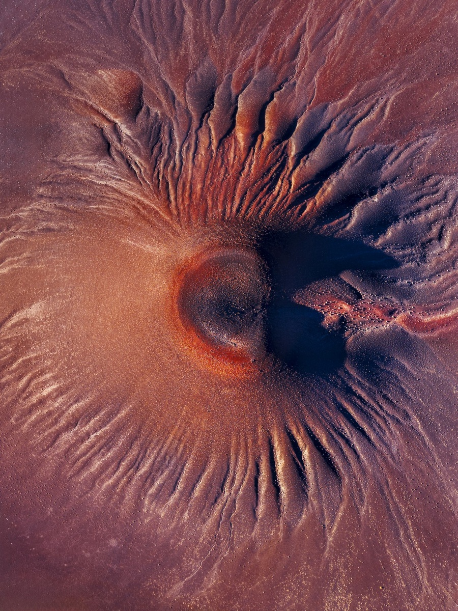 © Daniel Viñé Garcia (Испания) «Сосок земли».
2-е место в номинации «Аэрофотограф года» | IAPOTY’25