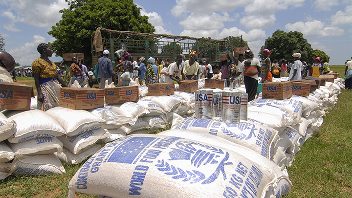    Жителям Уганды раздают гуманитарную помощь в рамках Всемирной продовольственной программы USAID. Фото: IMAGO/Joerg Boethling/Global Look Press