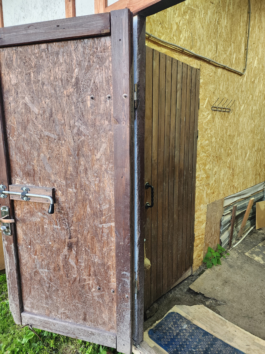 Теперь он теплый. Получилась отличная теплая котельная. Зимний вход через мастерскую.