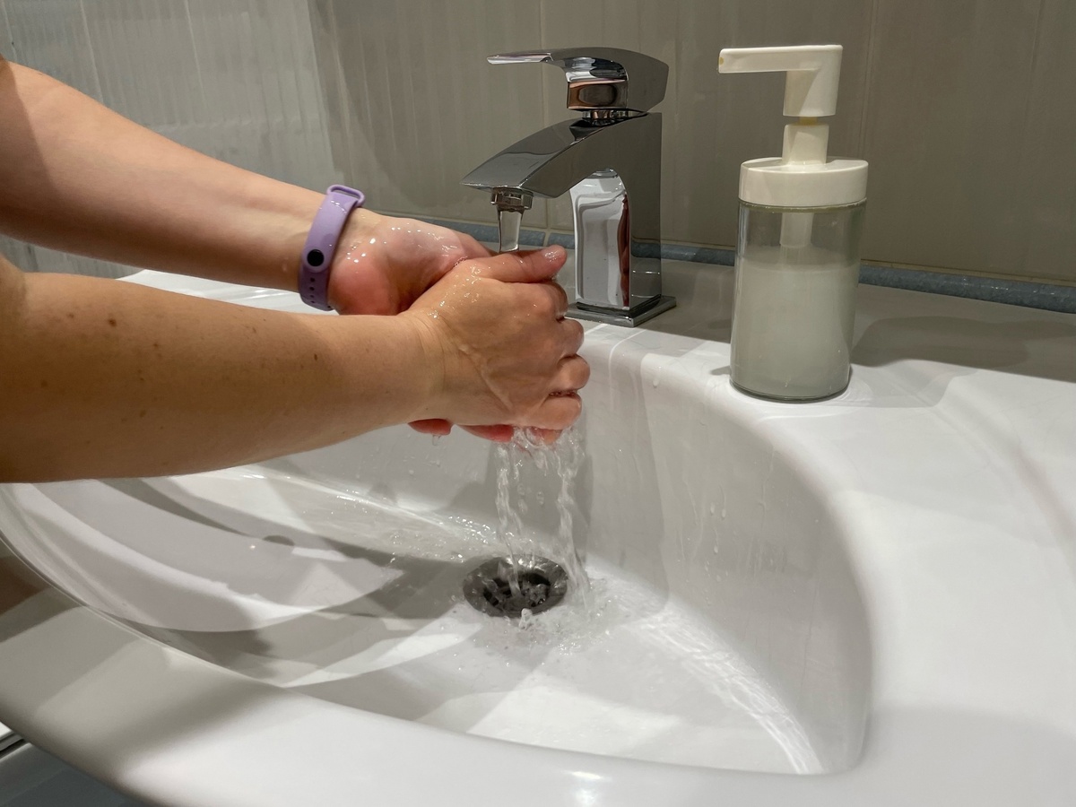    2 стакана - и вода больше не стоит в раковине: лайфхак от знакомого сантехника - как быстро устранить засор и прочистить слив