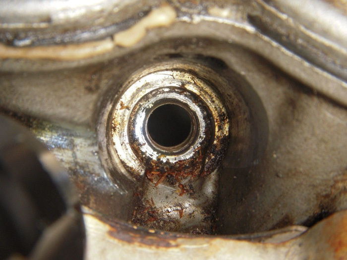 Чистить лучше всего при стоящей свече сжатым воздухом. /Фото: drive2.ru.