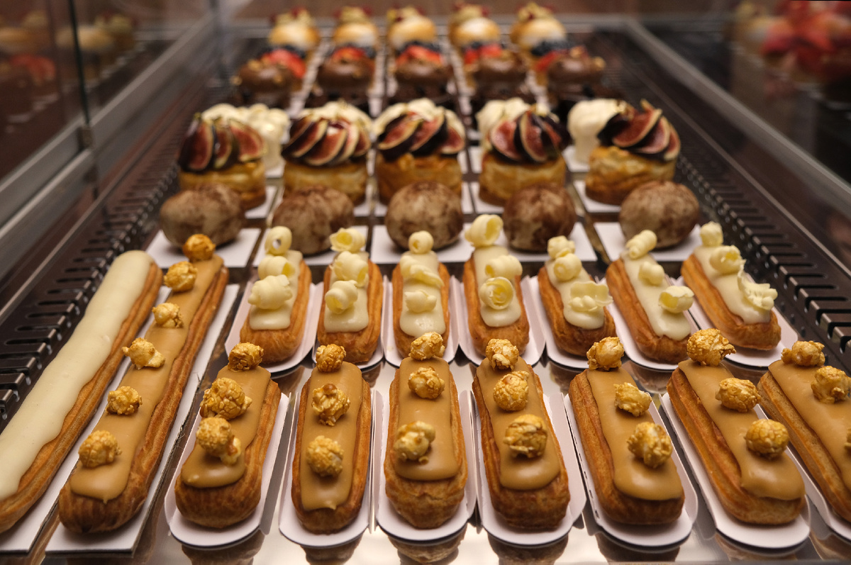 Фото десертов в витрине finist