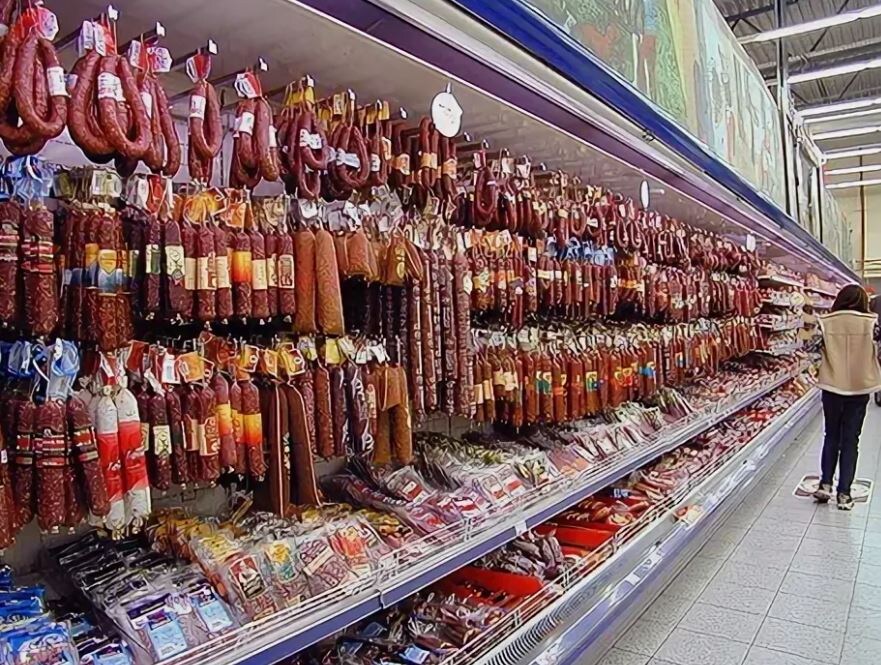 Колбасный отдел в магазине (иллюстрация из открытых источников)