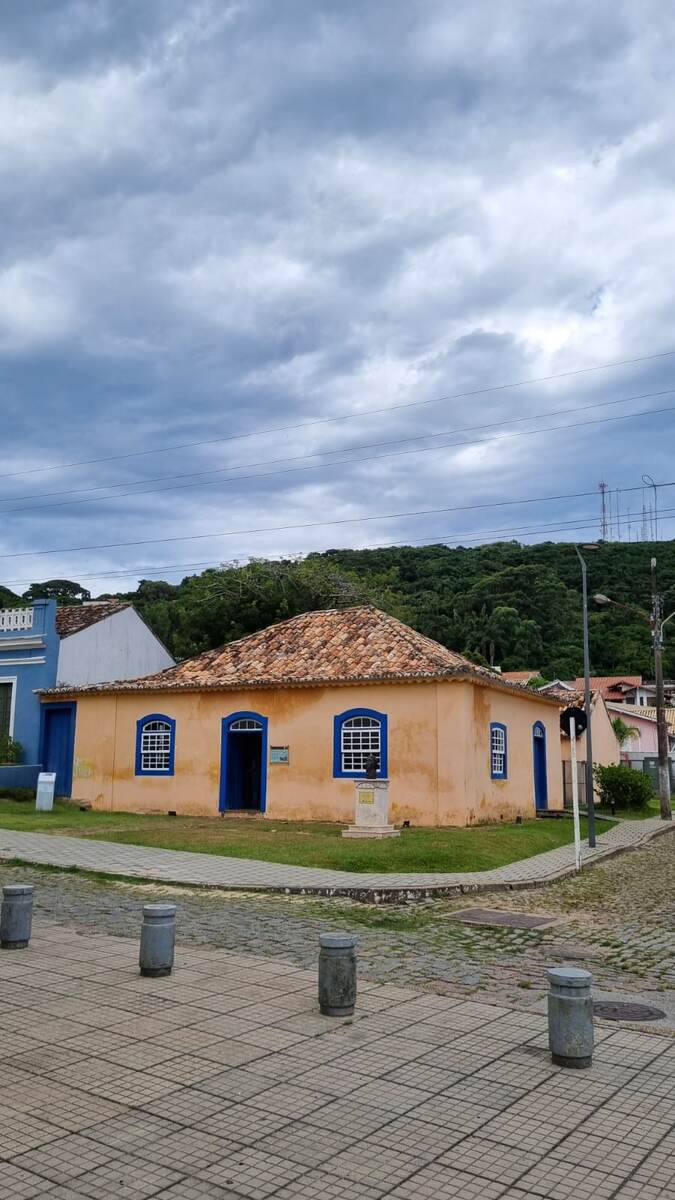 Тот самый дом Аниты, из которого она выходила замуж. В доме нет НИЧЕГО, кроме пары скамеек. И ее черный бюст у входа виднеется.