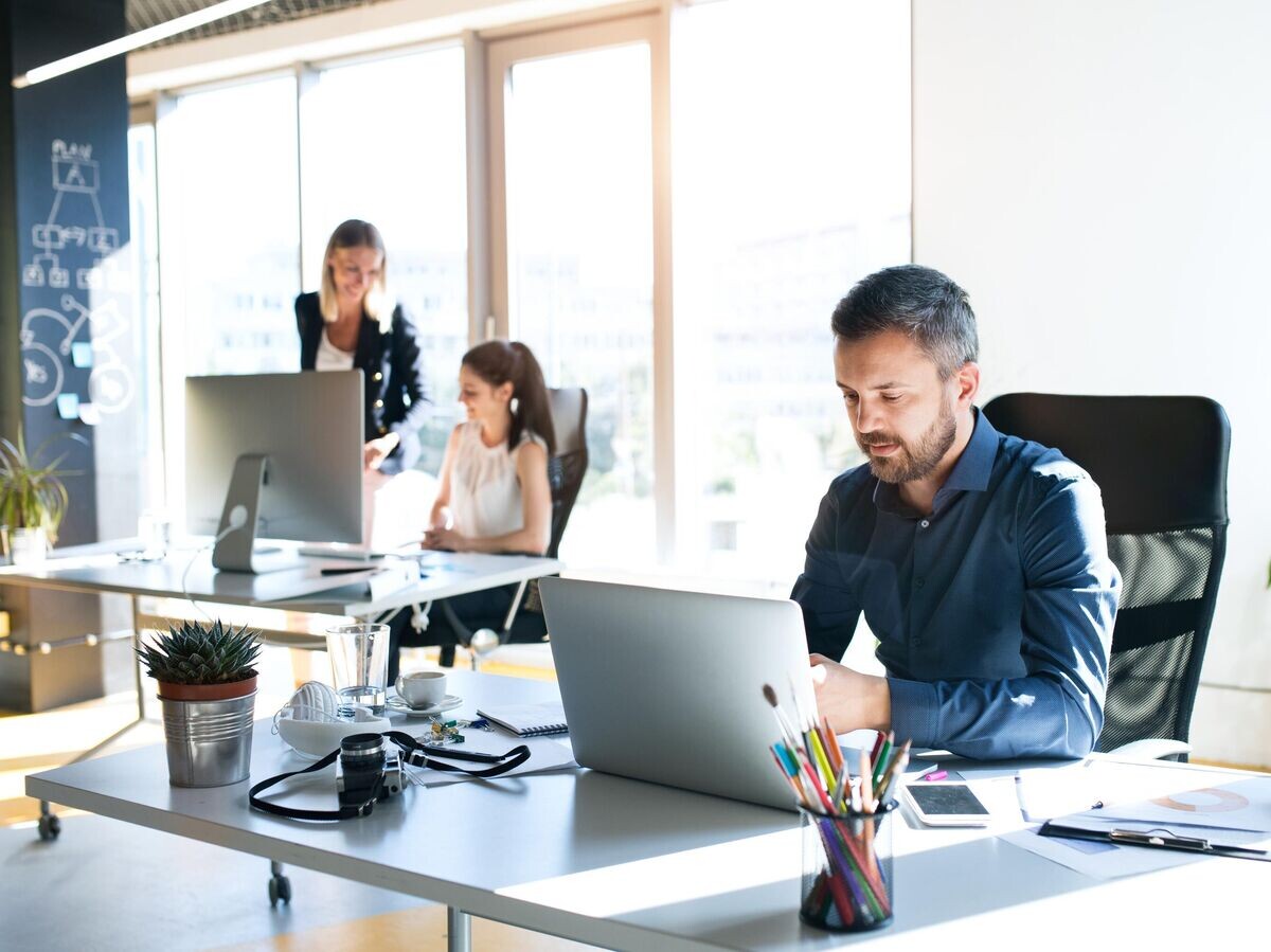    Сотрудники в офисе© iStock.com / Halfpoint