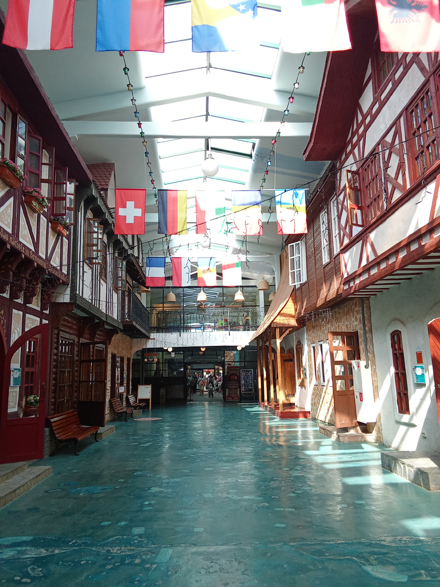 Улица, различных стран мира. За каждой дверь скрыта какая-то страна.