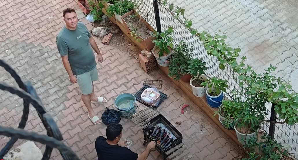 Муж с другом жарят шашлыки