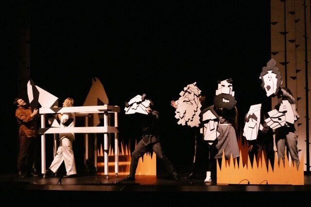    Для изображения героев режиссёр и художник решили использовать карикатурные маски. Фото: Омский ТЮЗ/ Полина Козлова