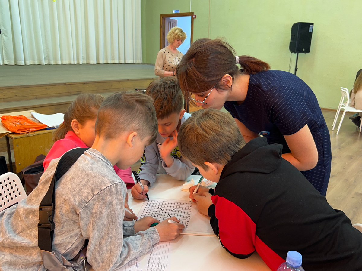 Когда ребенок понимает, что он играет против поля в команде, а не против других детей, ему легко ошибаться, проигрывать, он быстрее осваивает игру и активнее в ней участвует.