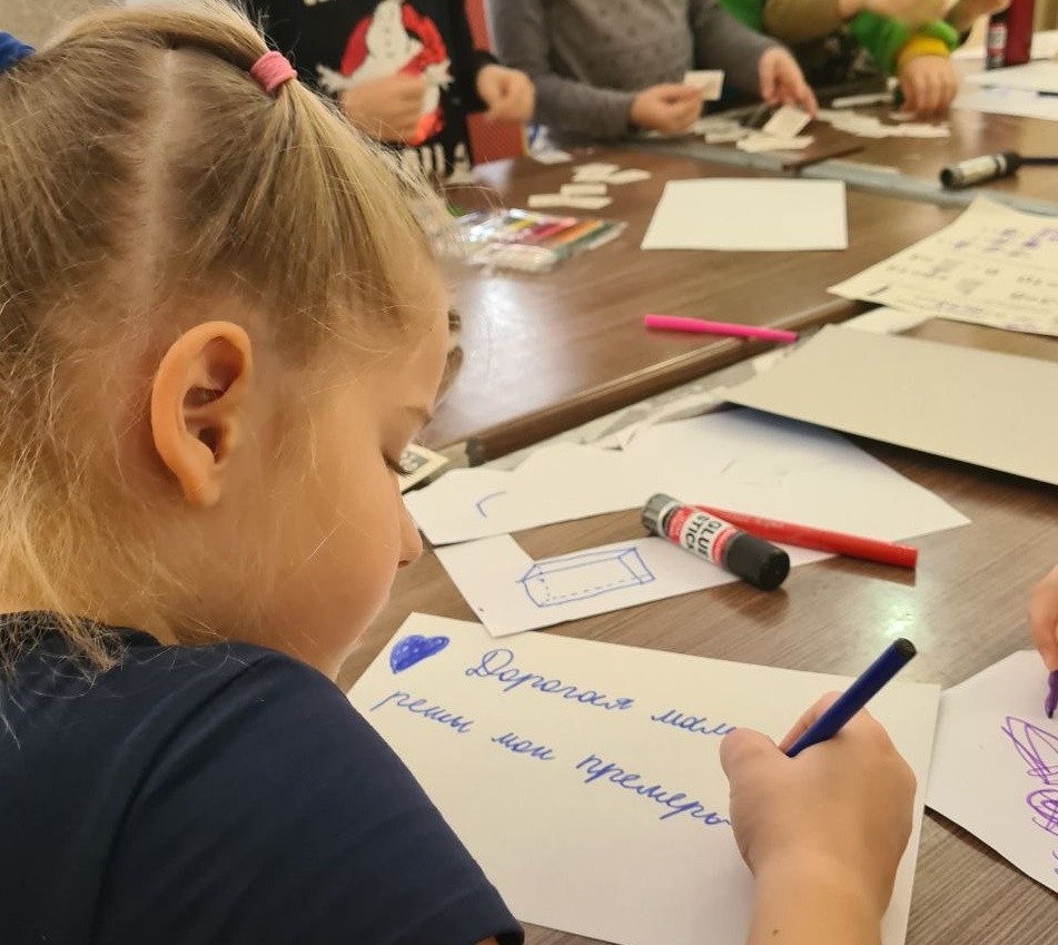 Интерес дошкольника к математике держится положительном эмоциональном подкреплении, игровом подходе, ситуации успеха, которую ребенок получает на занятиях и понимании окошек возможностей, которые открываются в этом возрасте и дают возможность легко познакомить ребёнка с процессом поиска множества решений, пространственными задачами. 