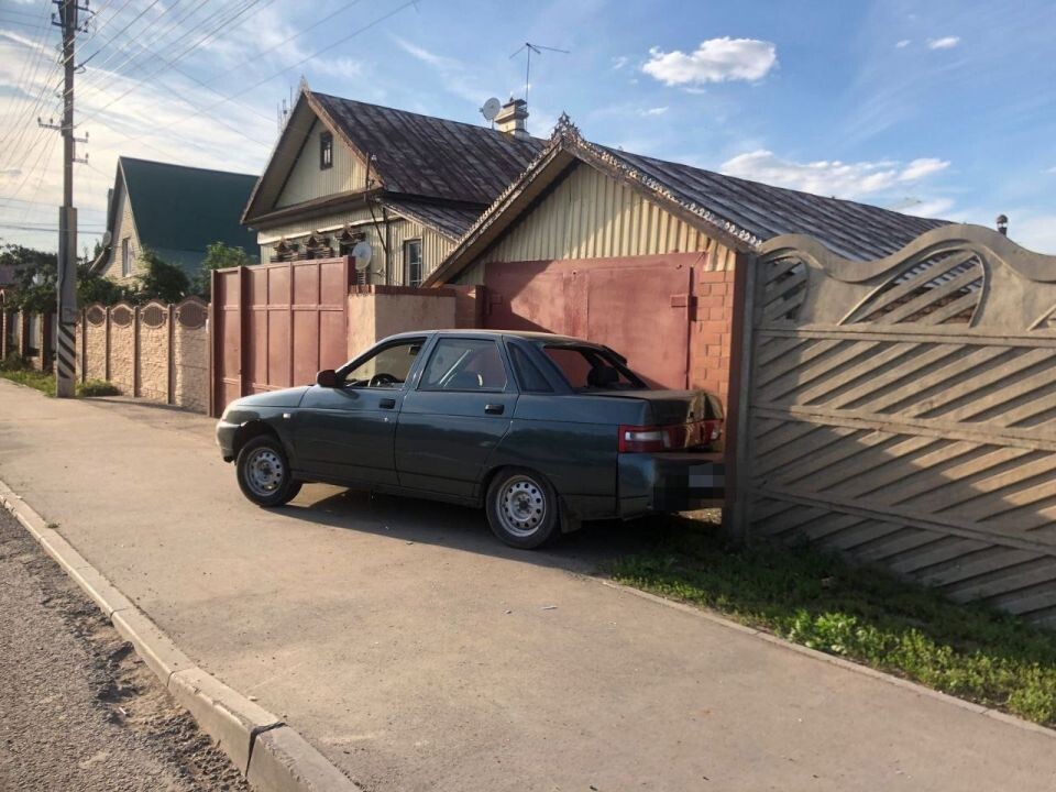    Пьяный водитель влетел на легковушке в толпу подростков. Источник: Прокуратура Саратовской области