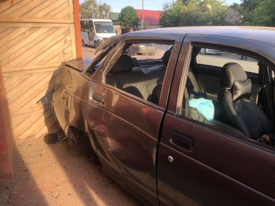    Пьяный водитель влетел на легковушке в толпу подростков. Источник: Прокуратура Саратовской области