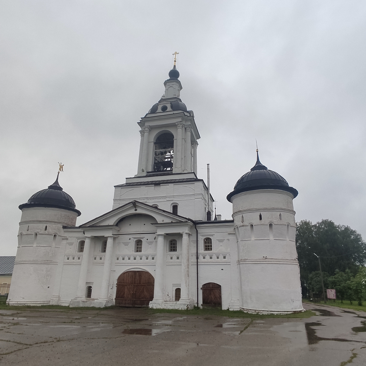 Надвратная Никольская церковь с двумя башнями, конец 17 века
