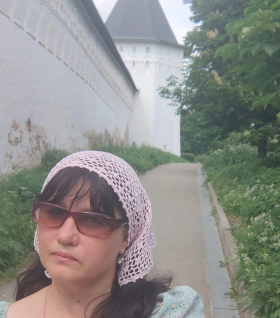 Косынка для храма - та, которую связала для себя. В Звенигороде -  у стен Саввино-Сторожевского монастыря