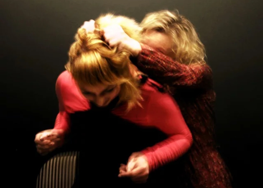 Фото из интернета. Даша напала сразу.