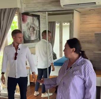 Кадр из рекламногоролика: Сергей Домогацкий показывает Ларисе Гузеевой дом на острове