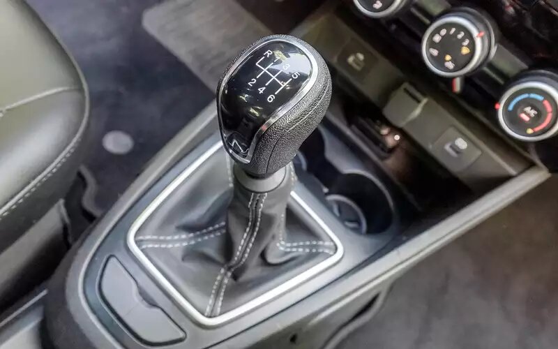    С 6‑ступенчатой механикой (как и с вариатором) клиренс Весты на 15 мм меньше, чем с 5‑скоростной «ручкой». Правда, это без установленной стальной защиты. С ней дорожный просвет одинаков.