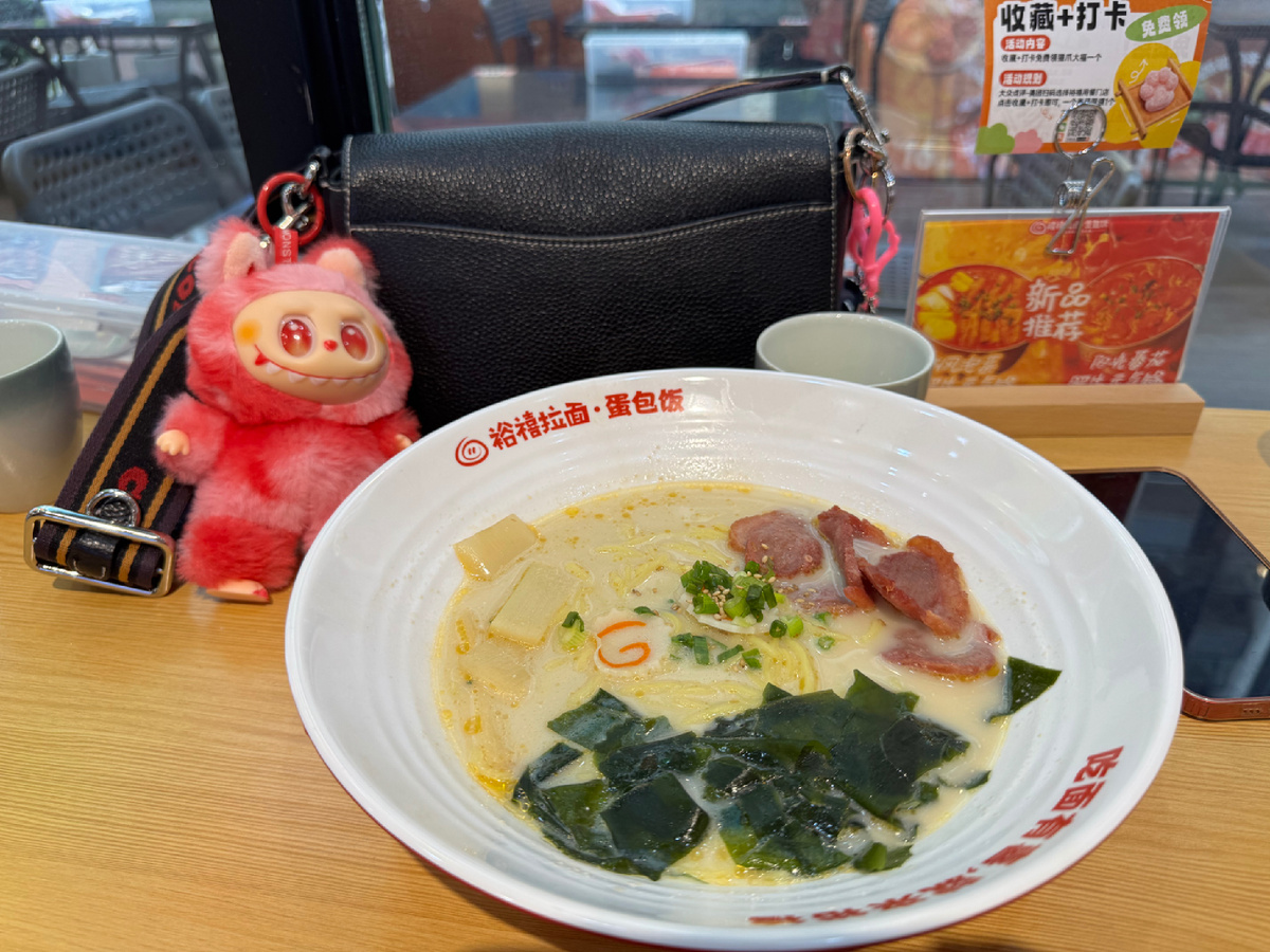 Очень нравится такая лапша, вкусный сочный бульон, утиное мясо, водоросли и еще какие-то загадочные грибы